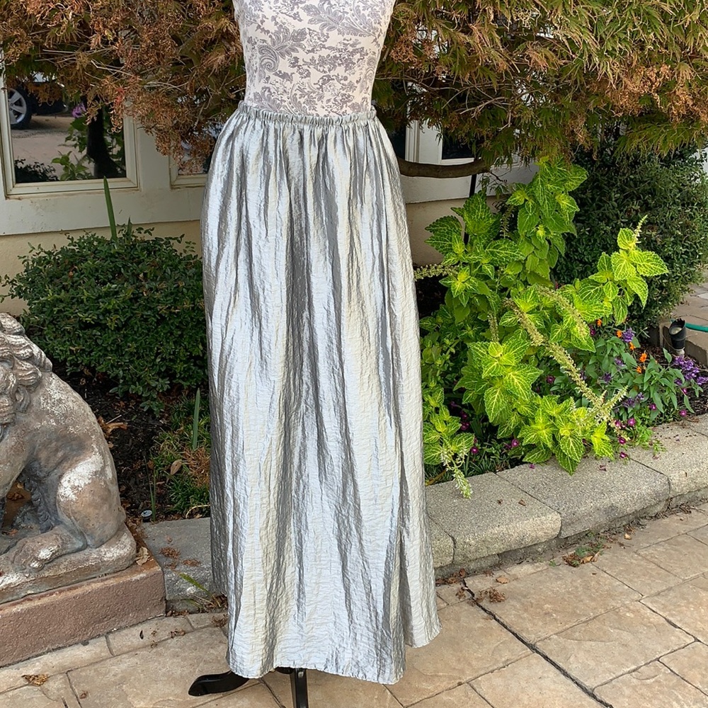 Womens skirt 1x fully lined comfy holiday wear. Wear with a black top, stunning.